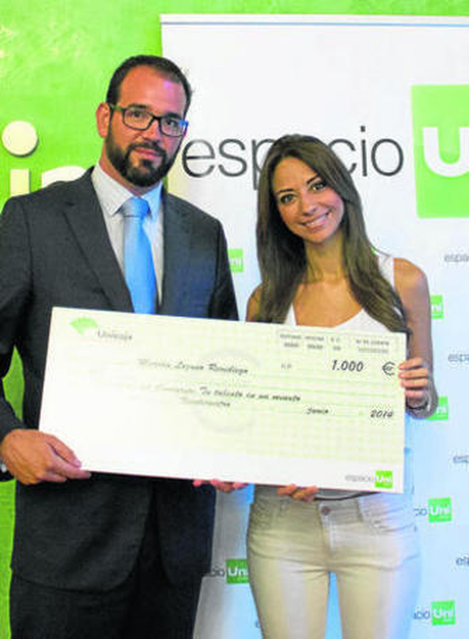 La ganadora del concurso, la gaditana Marián Lozano, recibiendo el premio.