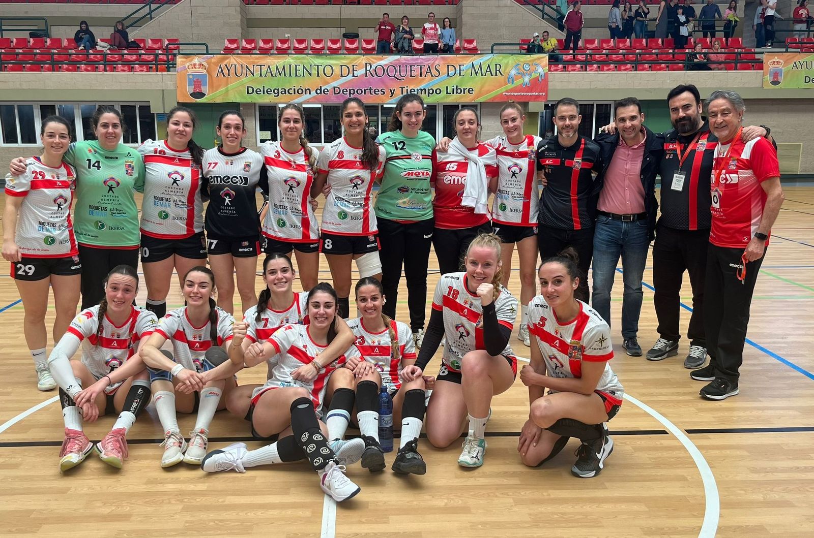 Las roqueteras celebran su triunfo sobre la pista del Pabellón Infanta Cristina.