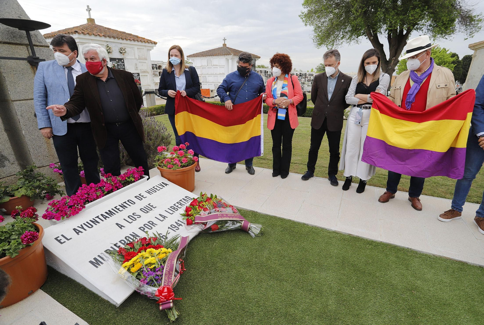 Homenaje a los  caidos por la  libertad en el  cementerio  de  la  Soledad el pasado 14 de abril.