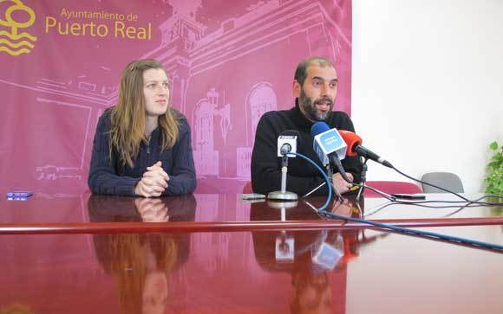 El alcalde, Antonio Romero compareció en la rueda de prensa junto a la teniente de alcalde, Mayte Sánchez. /C.P.