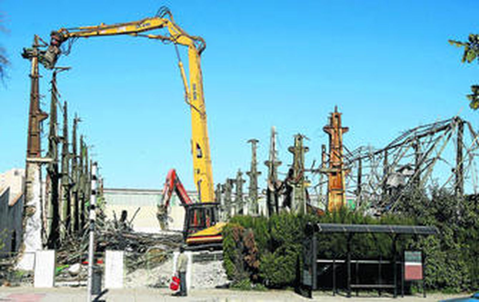 Imagen del derribo de las antiguas naves de Navalips, lugar en el que se va a construir el futuro Palacio Metropolitano de Espectáculos.