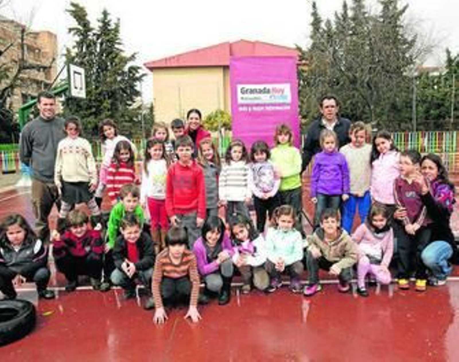 Los alumnos del CEIP Abencerrajes junto a su profesor David Issó y el director del Centro, Diego Vergara.