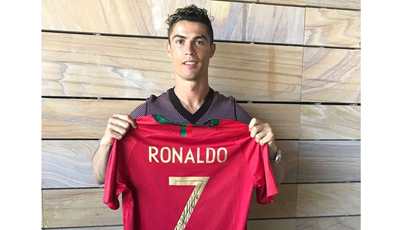 Cristiano Ronaldo, con la camiseta por la que se puede pujar.
