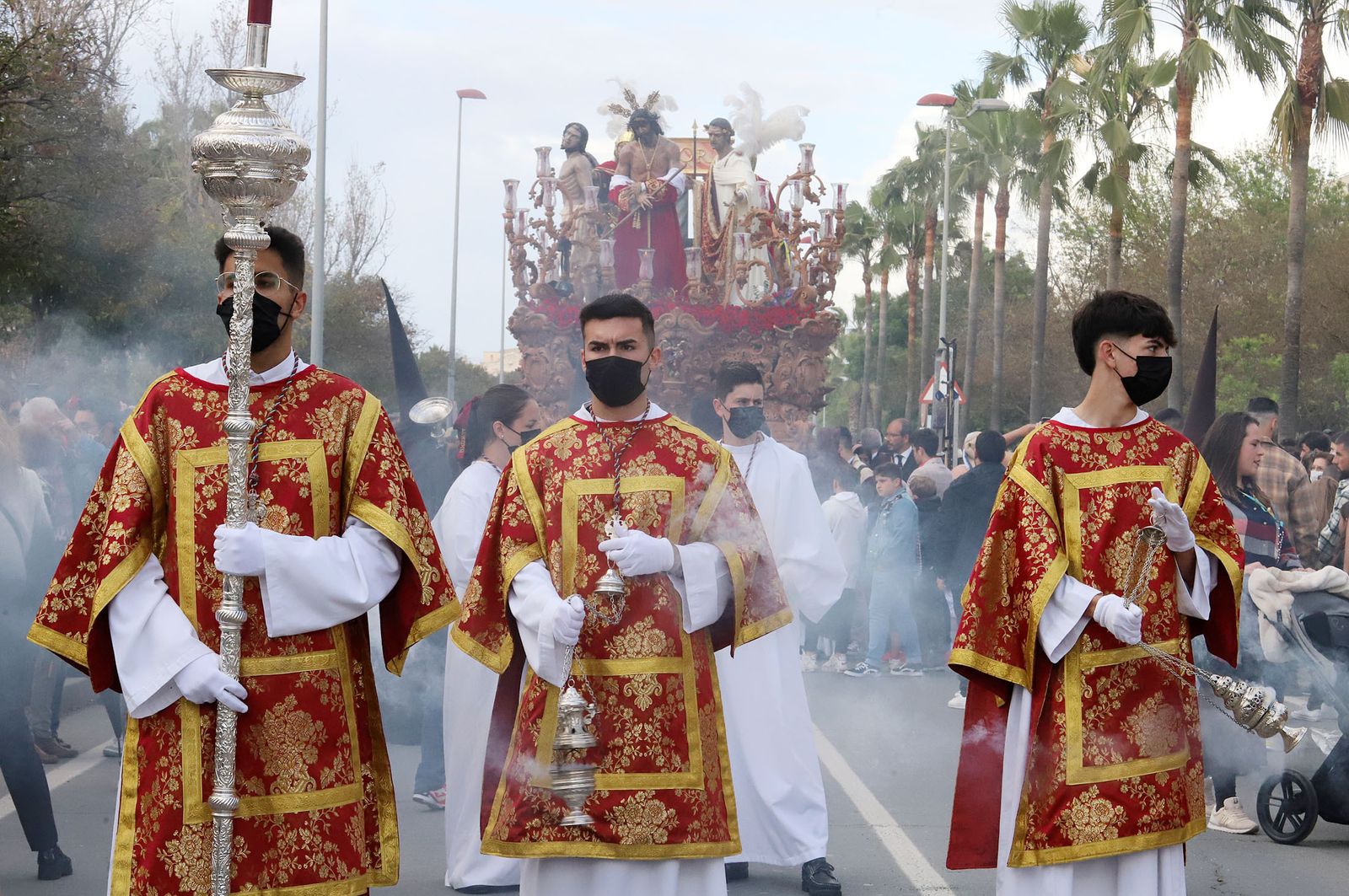 Imágenes de la procesión de La Sentencia por las calles de Huelva