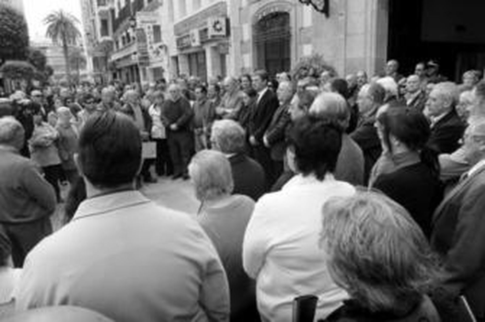 En torno a 150 personas se concentraron ayer ante el Ayuntamiento de Algeciras.