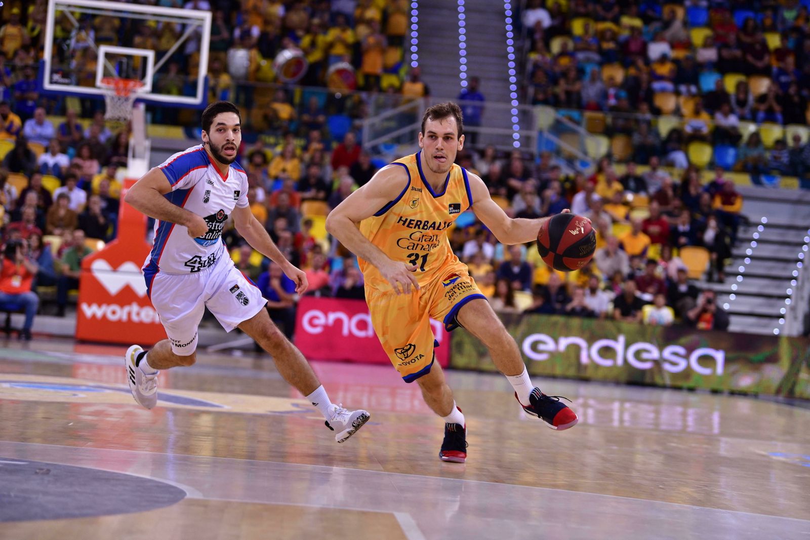 Radicevic deja atrás a Pozas, del Obradoiro, en un partido esta temporada.