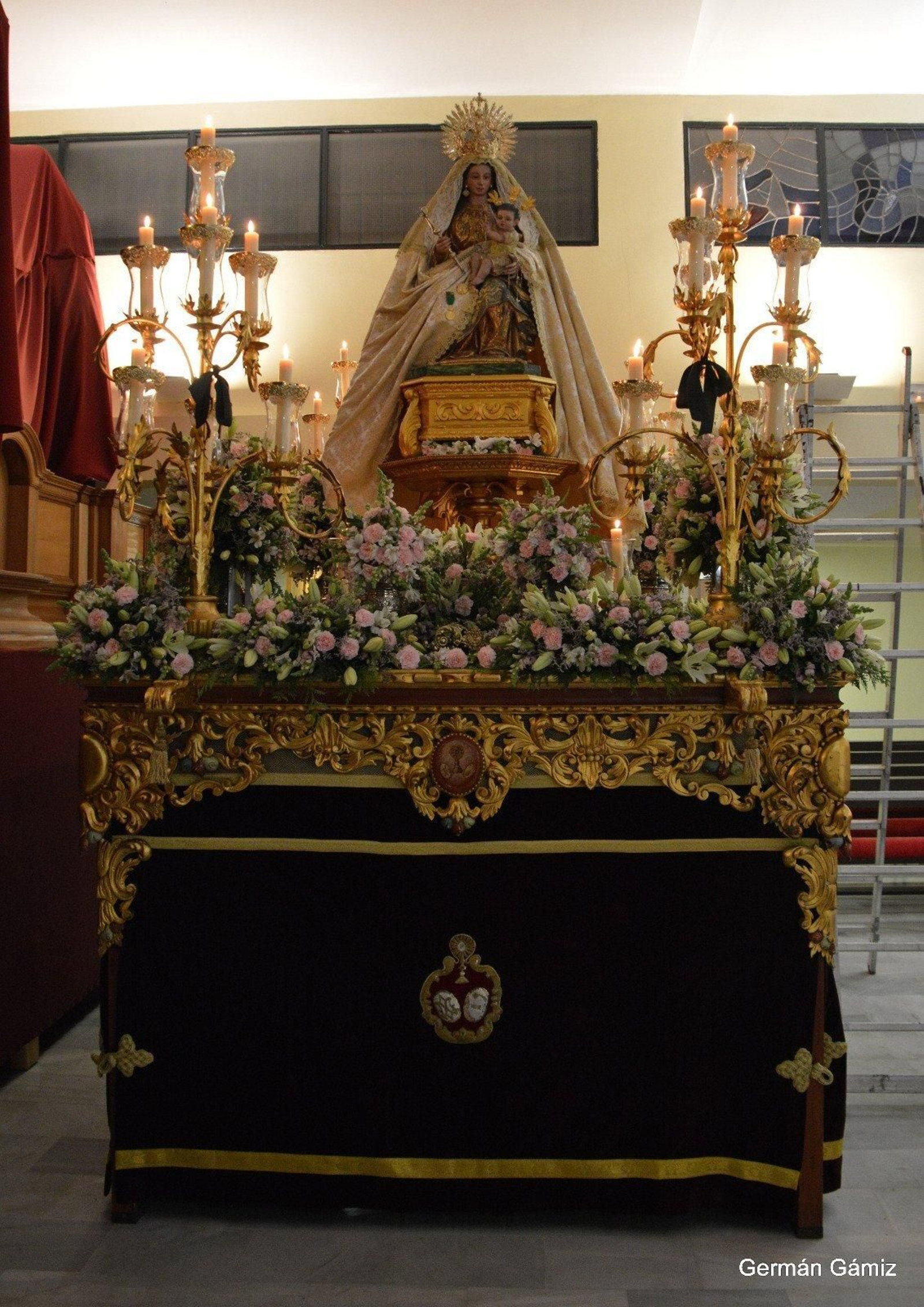 La imagen en su paso procesional