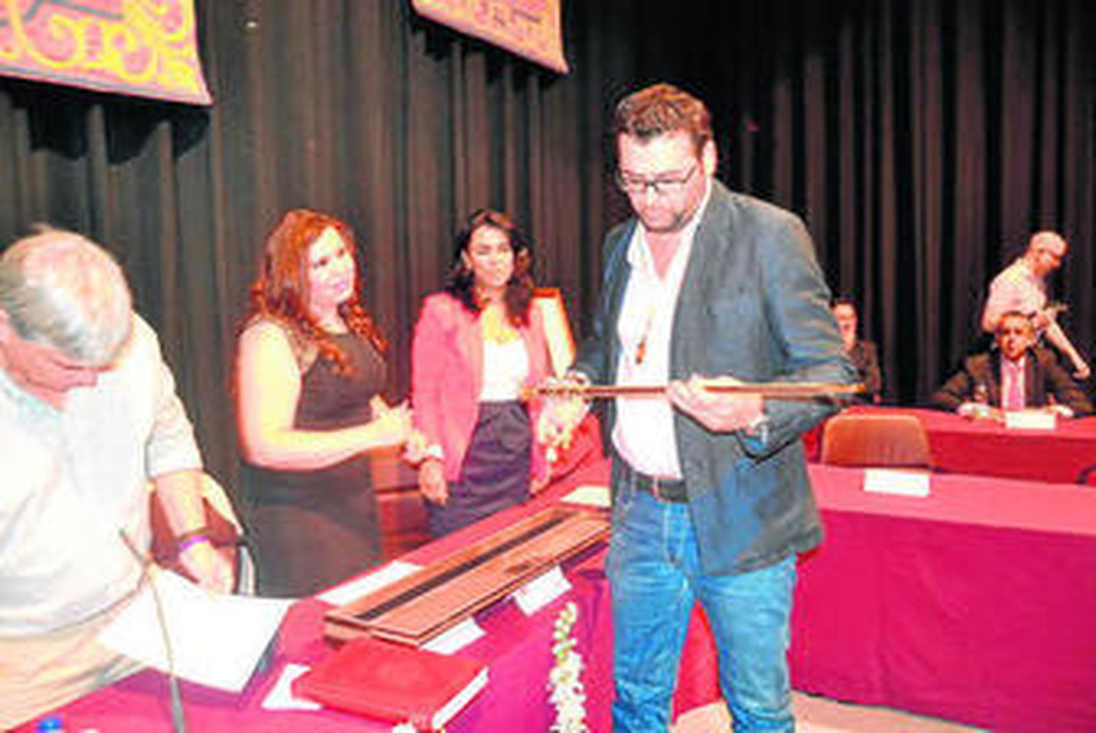 El alcalde socialista, Lorenzo Medina, con el bastón de mando.