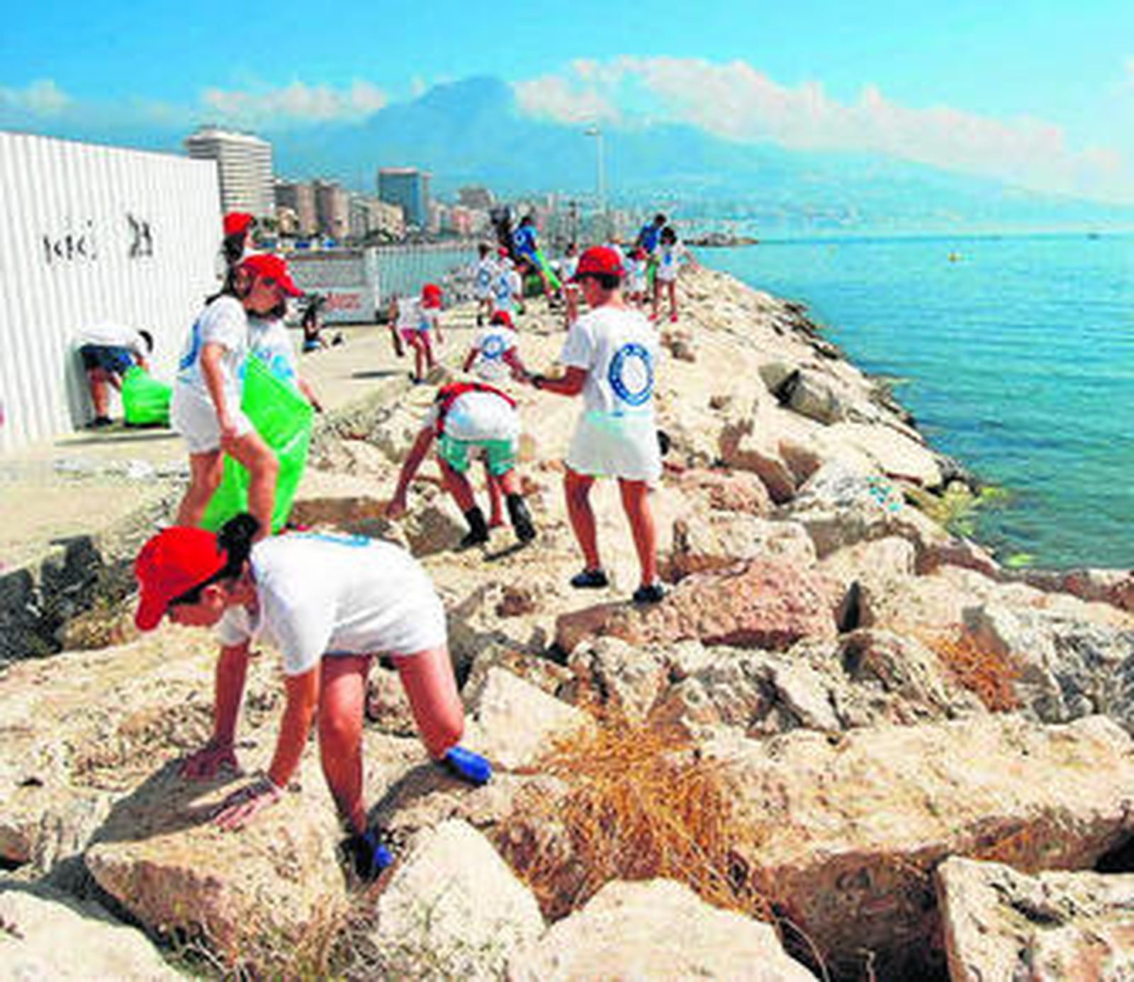 Alumnos de la Escuela de Vela limpiando las costas.