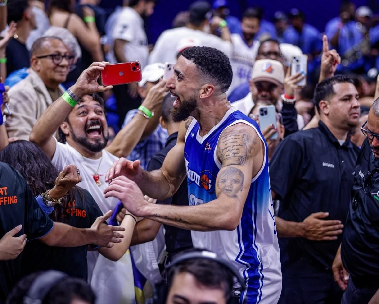 Chris Duarte, con la afición de Vaqueros.