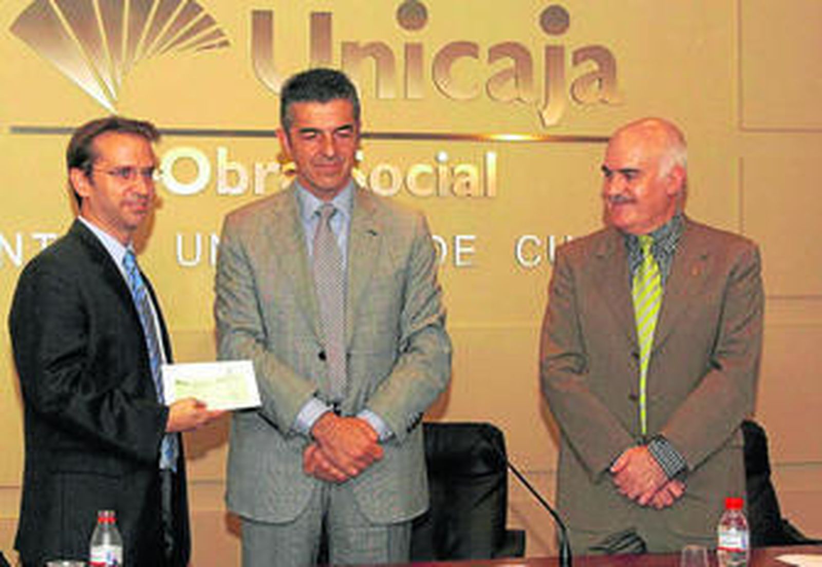 El galardonado, Juan Luis Nicolau, con Antonio Rodríguez y Juan Pedro del Águila, de Unicaja.
