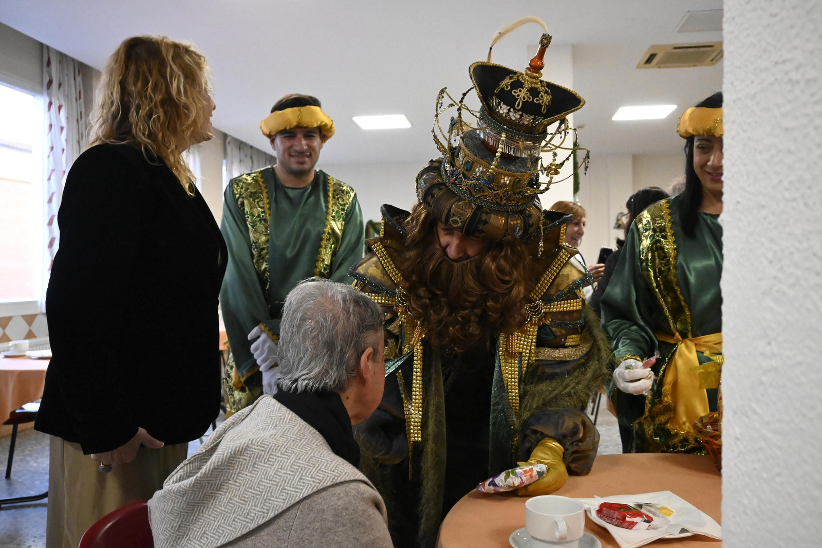 Visita de los Reyes Magos a los ancianos de los asilos de Huelva, en imágenes