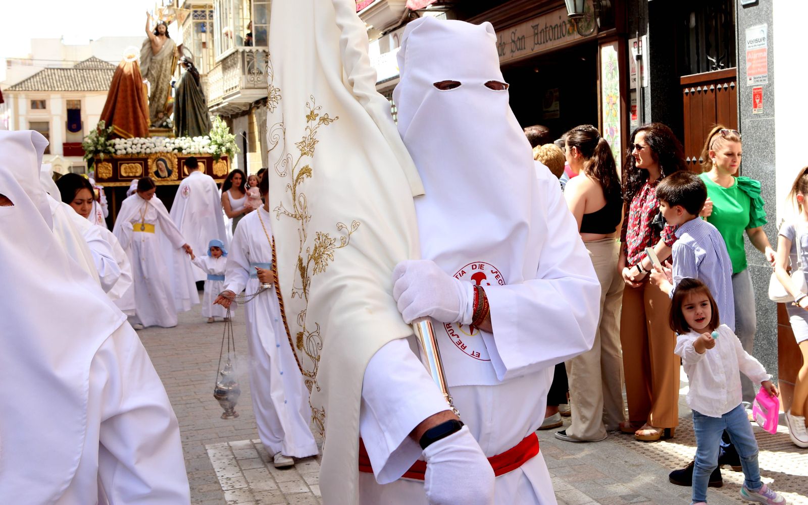 La procesión del Resucitado de Montilla y la Virgen de la Paz, en imágenes
