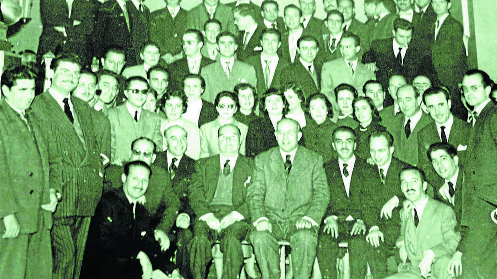 Una parte de la plantilla de la Caja de Ronda en 1957.