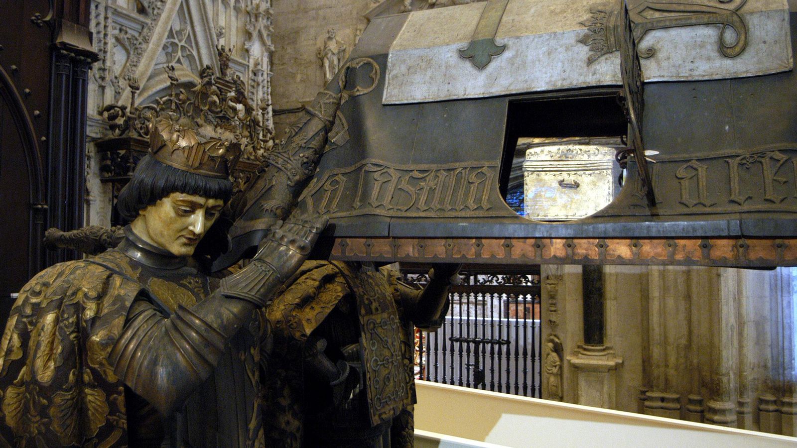 Los restos de Colón en su mausoleo sevillano.