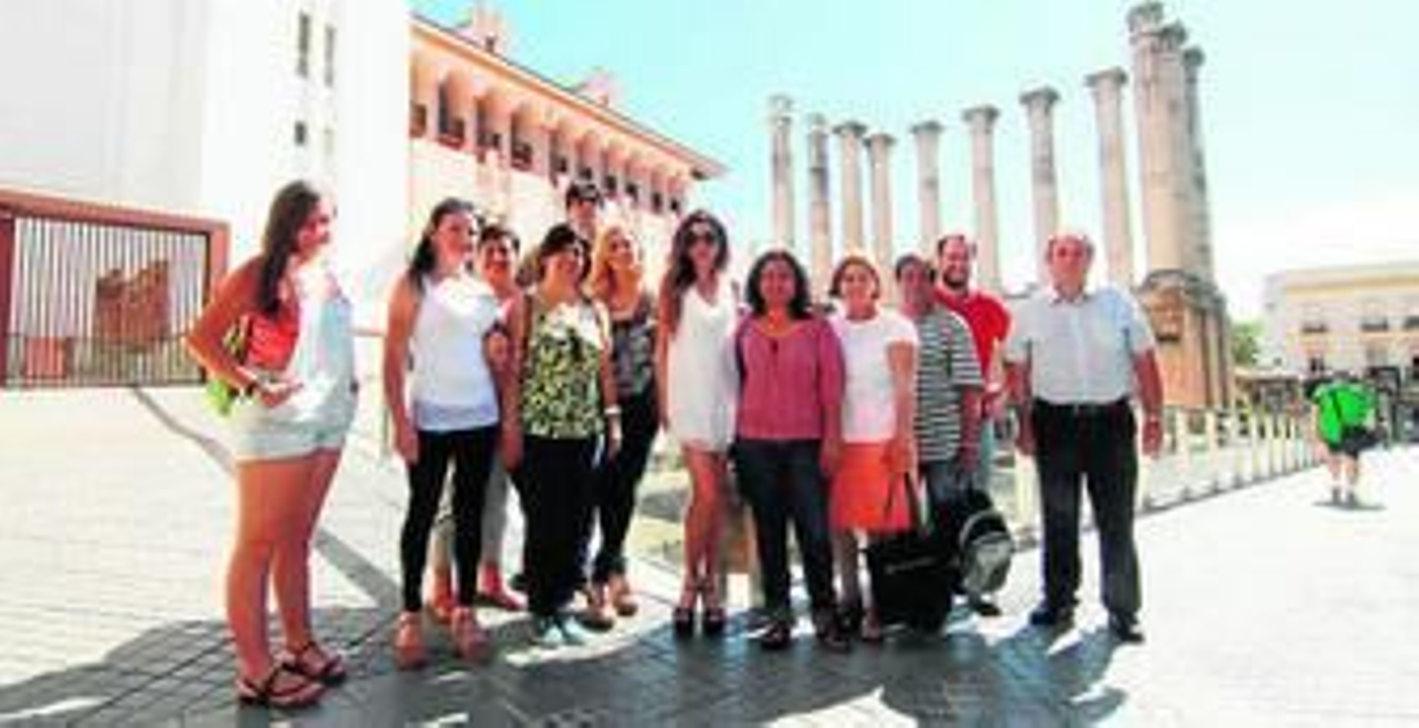 Miembros de CIC Batá, junto a Maica Rivera (centro), ayer, en el Desayuno Solidario.