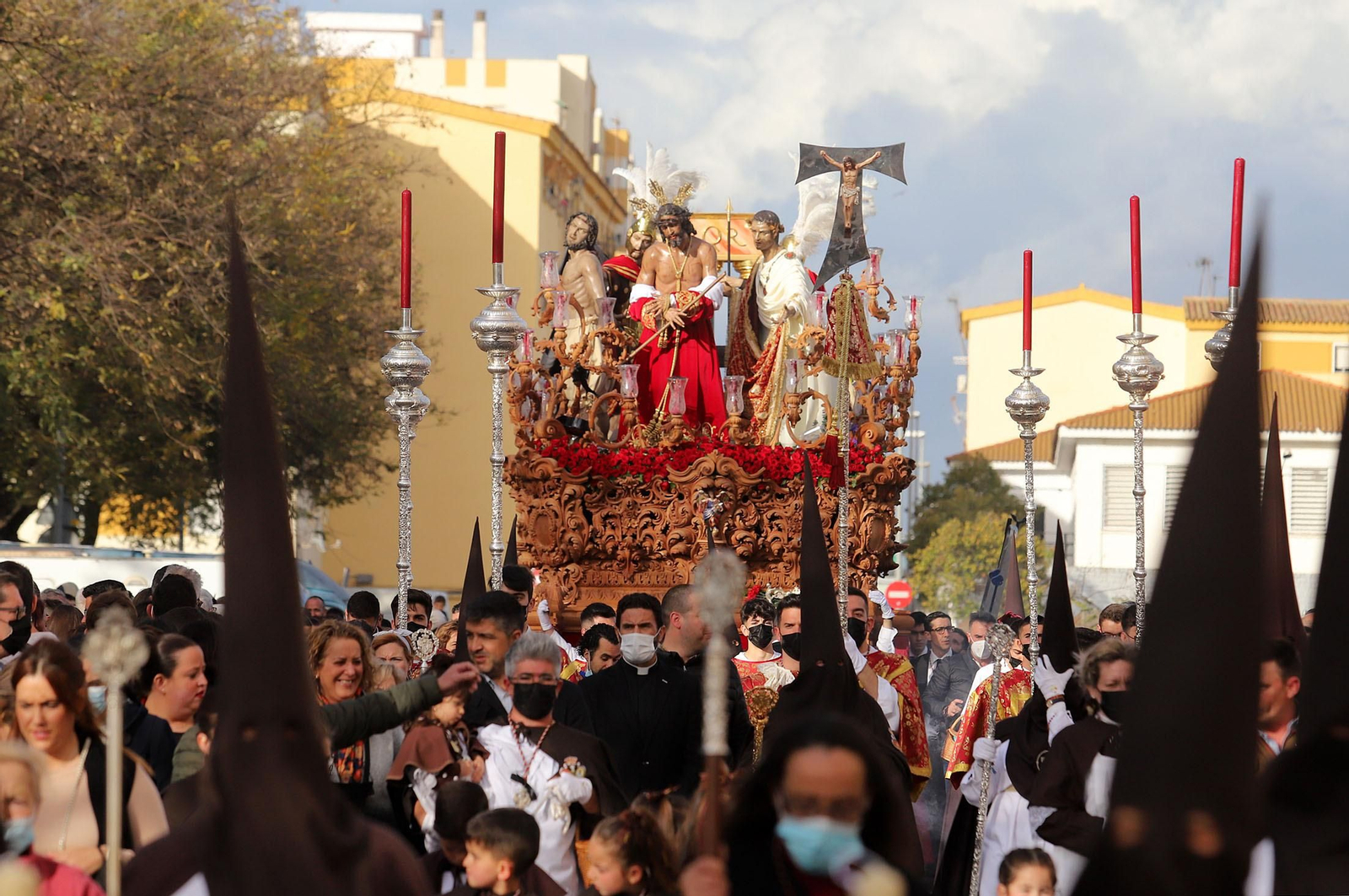 Imágenes de la procesión de La Sentencia por las calles de Huelva
