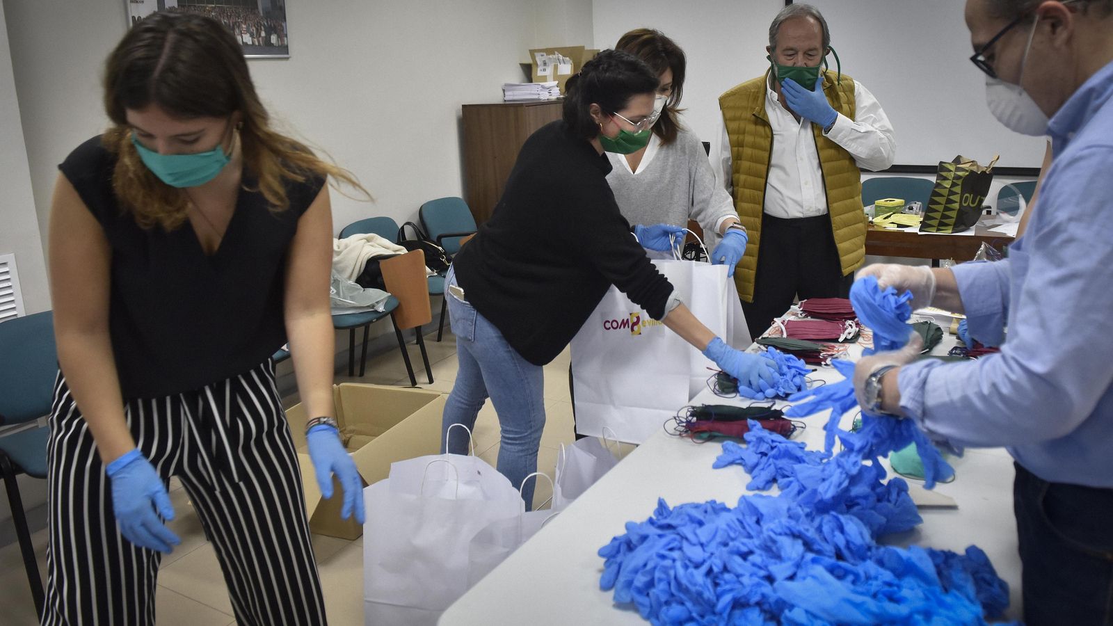 Reparto de material donado por voluntarios al Colegio de Médicos de Sevilla.