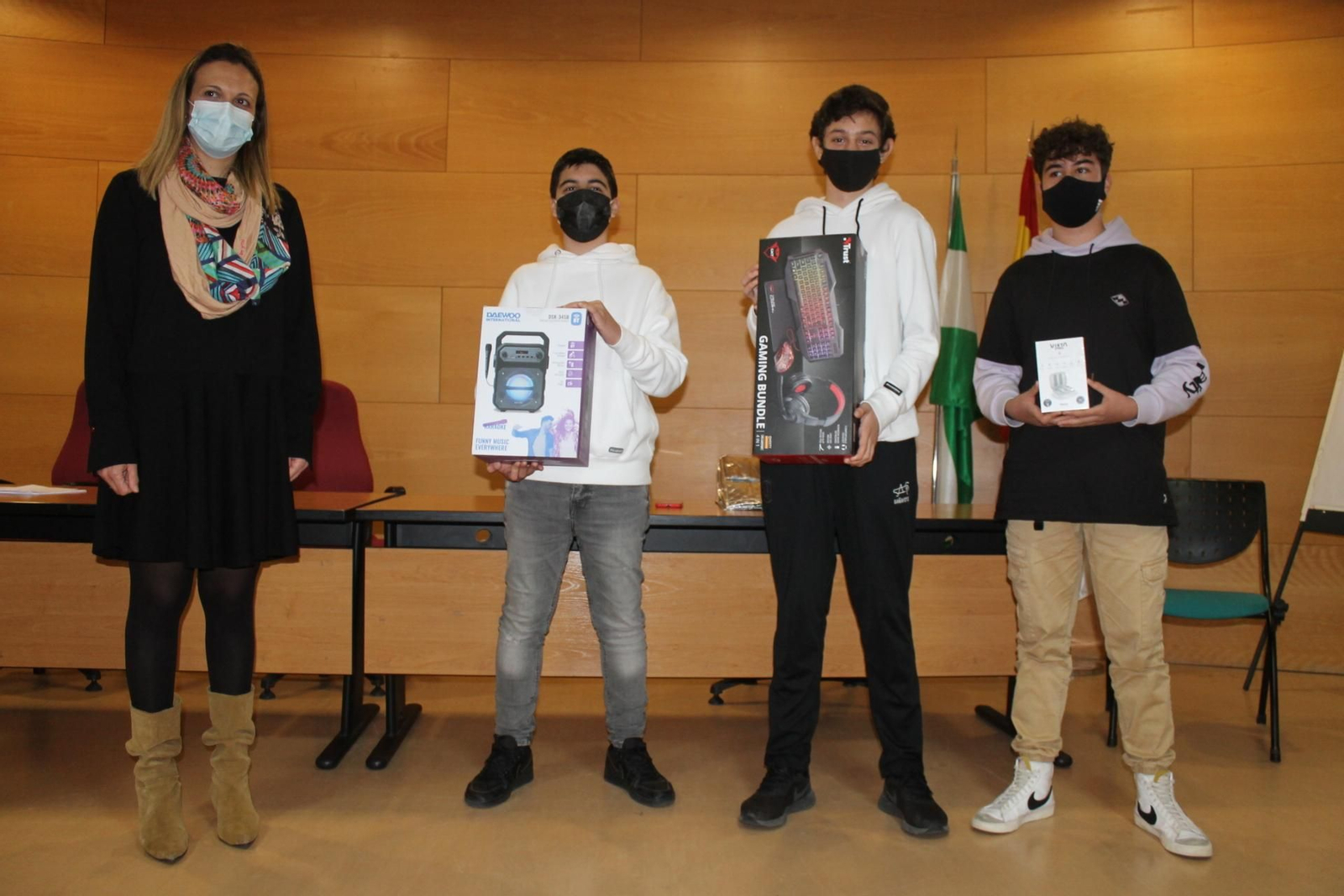 La concejal junto a los alumnos del IES Estuario durante la entrega de premios