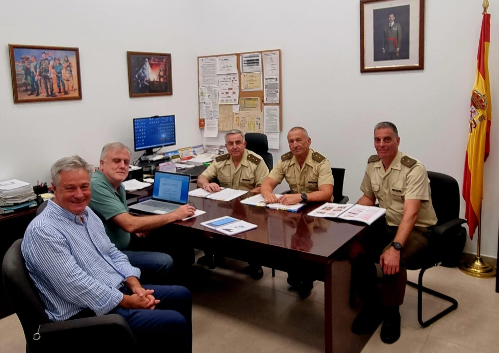 Reunión durante la visita del equipo de evaluación