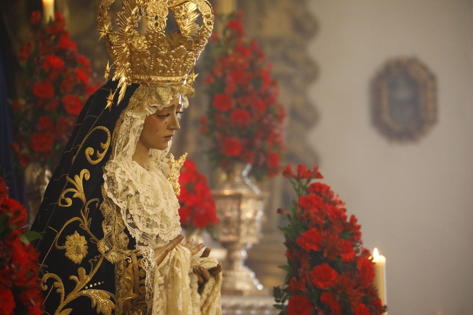 La Virgen de la Caridad, rodeada de flores.