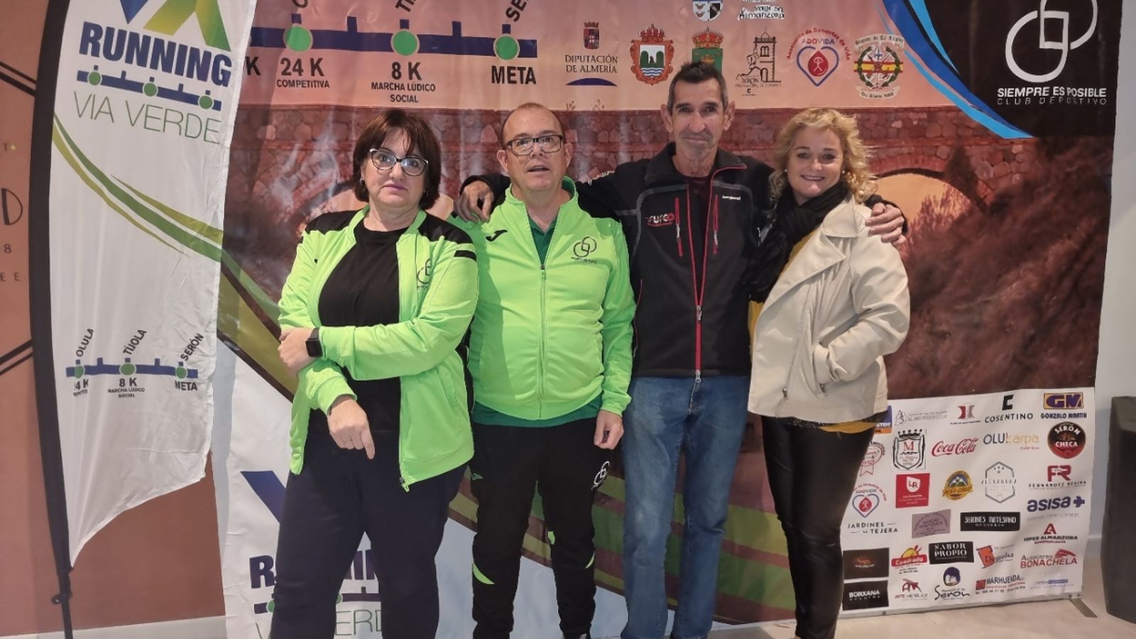 Algunos miembros del CD Siempre es Posible posan antes de la celebración de esta III Running Vía Verde.