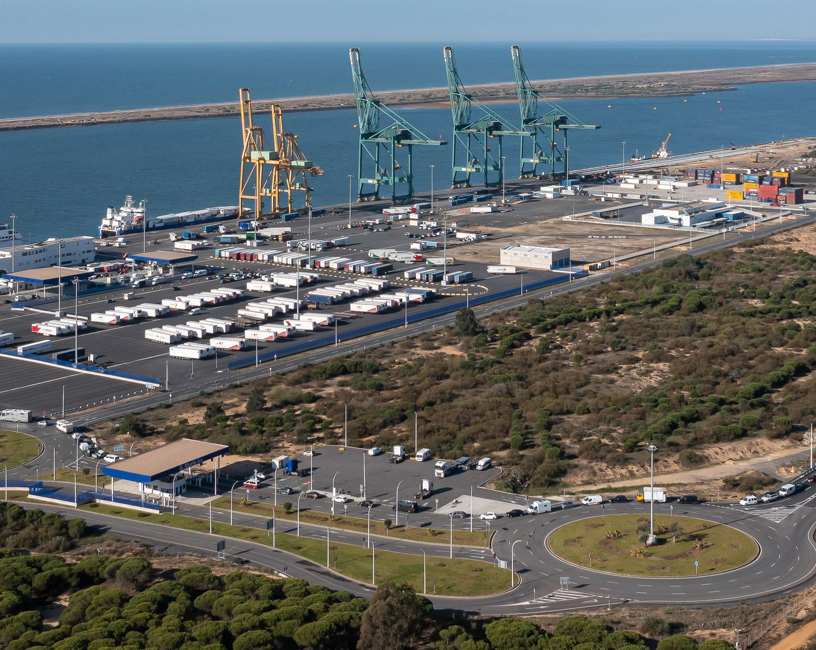 Vista aérea de controles de acceso al Puerto de Huelva.