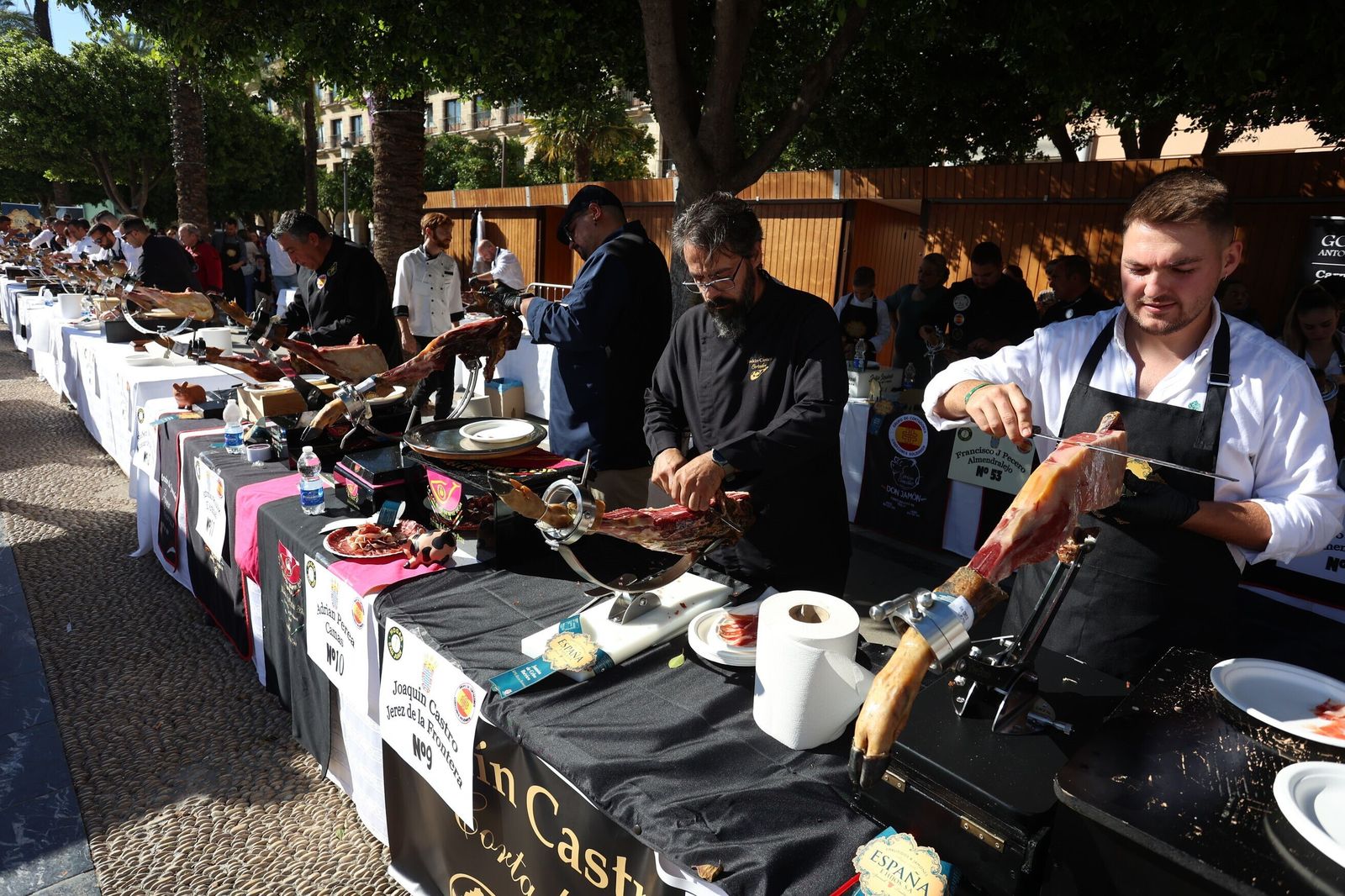 Cortadores de jamón en la plaza del Arenal a beneficio del Hogar San Juan