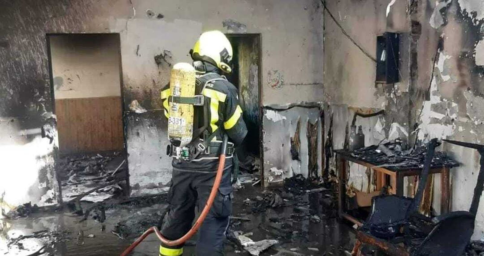 Interior de la vivienda calcinada, en la avenida Blas Infante de Jerez.