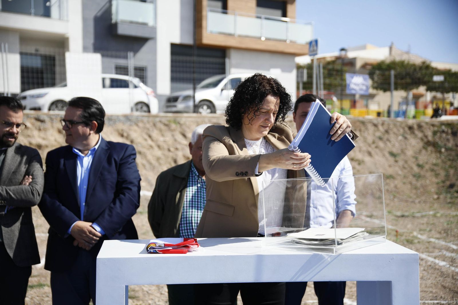 Las imágenes de la primera piedra del Centro de mayores en Balanegra