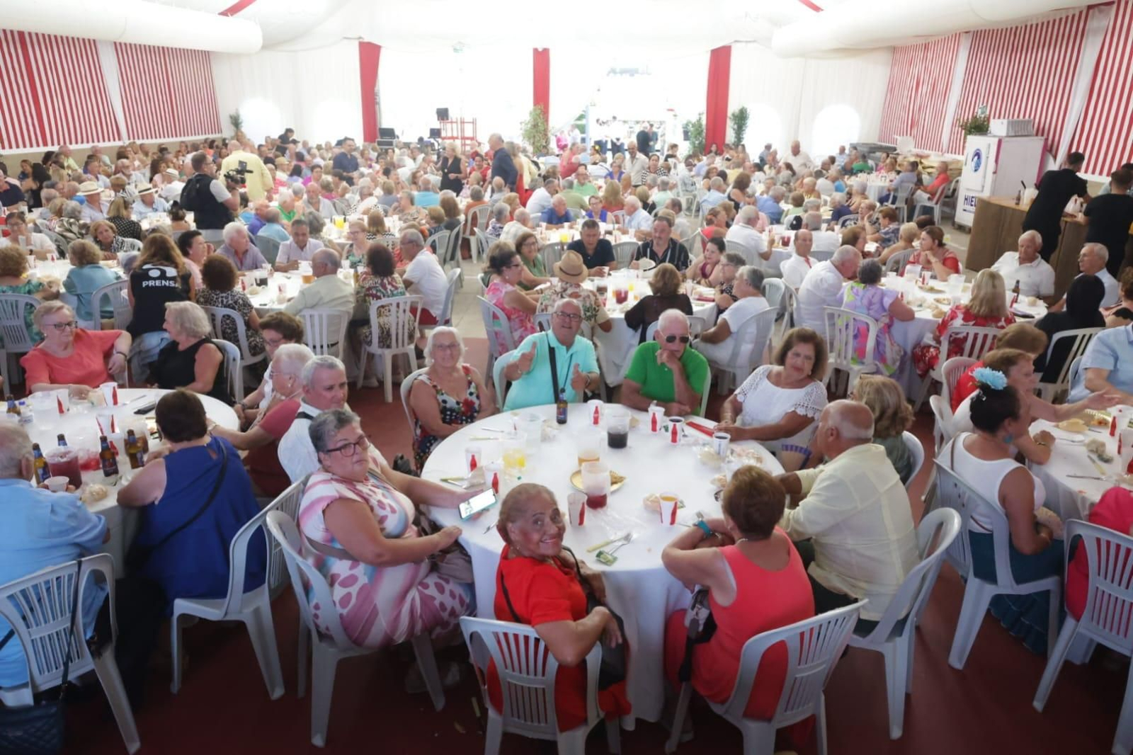 La caseta municipal, durante el almuerzo de mayores.
