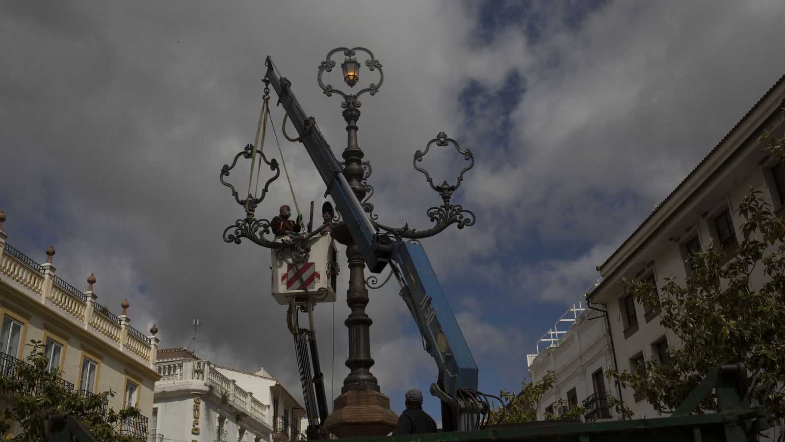 Trabajos de colocación de los brazos de la farola que resultaron dañados.