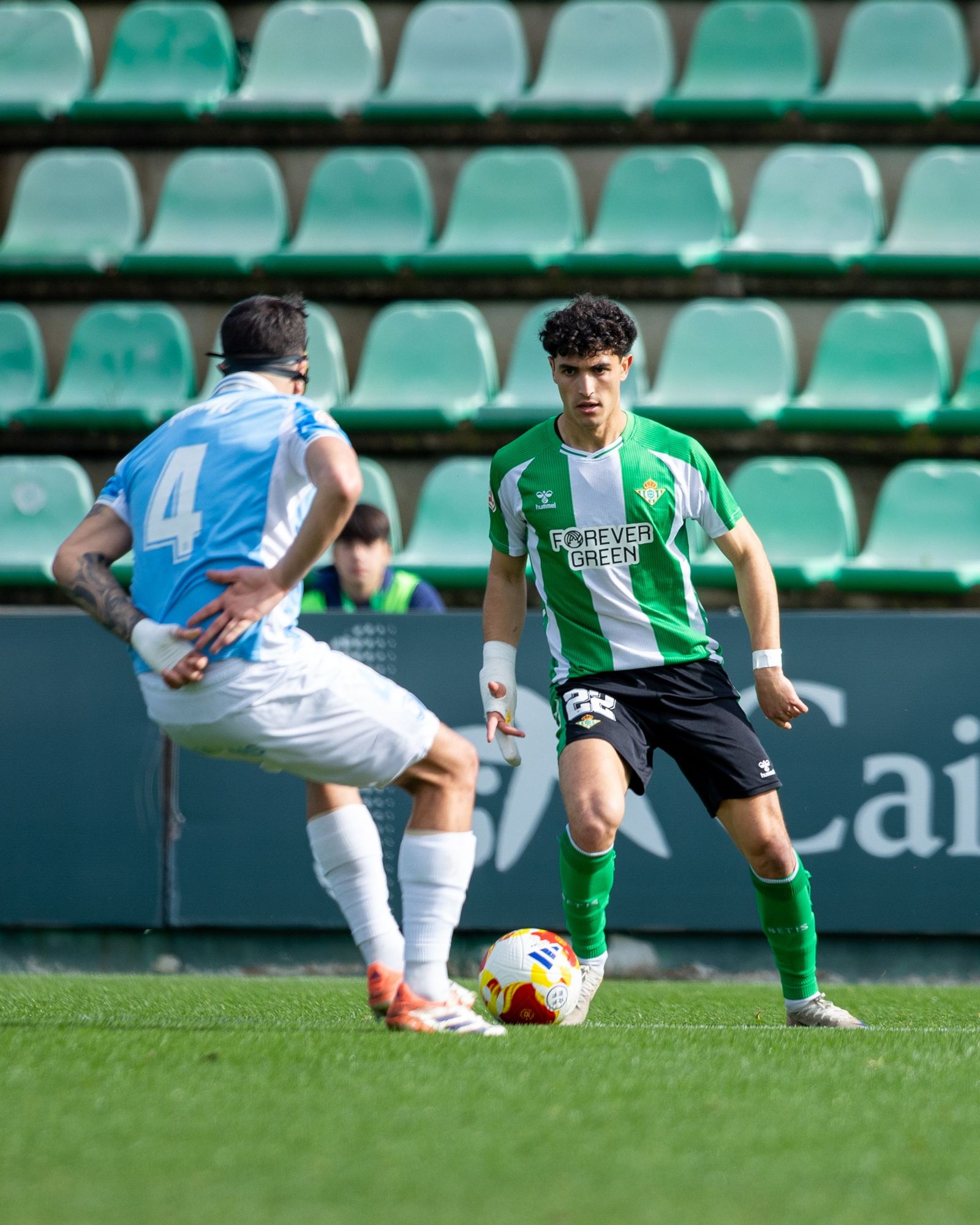 El bigoleador Borja Alonso encara a Monjonell.