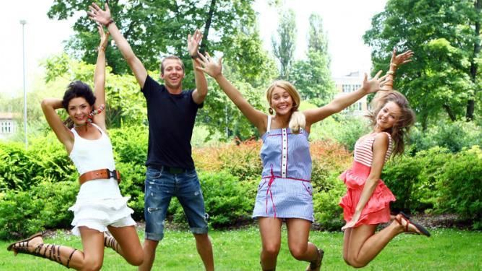 Grupo de personas bailando en la naturaleza.