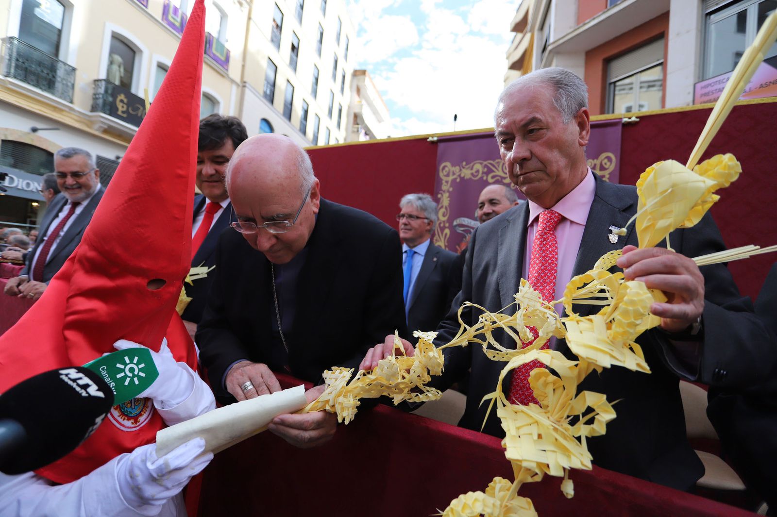 Imágenes del recorrido de la Borriquita  por las calles de Huelva