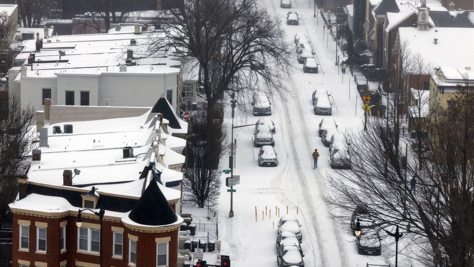 Las gélidas y blancas imágenes que deja la tormenta monstruosa en los EEUU