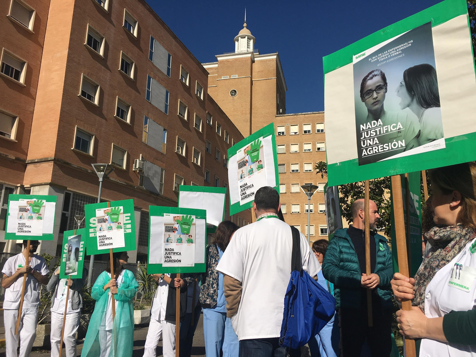 Protesta del personal sanitario tras una agresión sufrida por una compañera en un centro de salud.