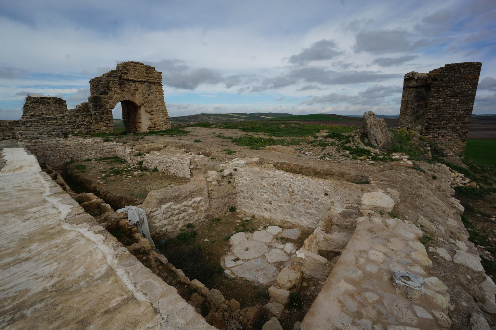 El castillo de Dos Hermanas de Montemayor, en fotografías