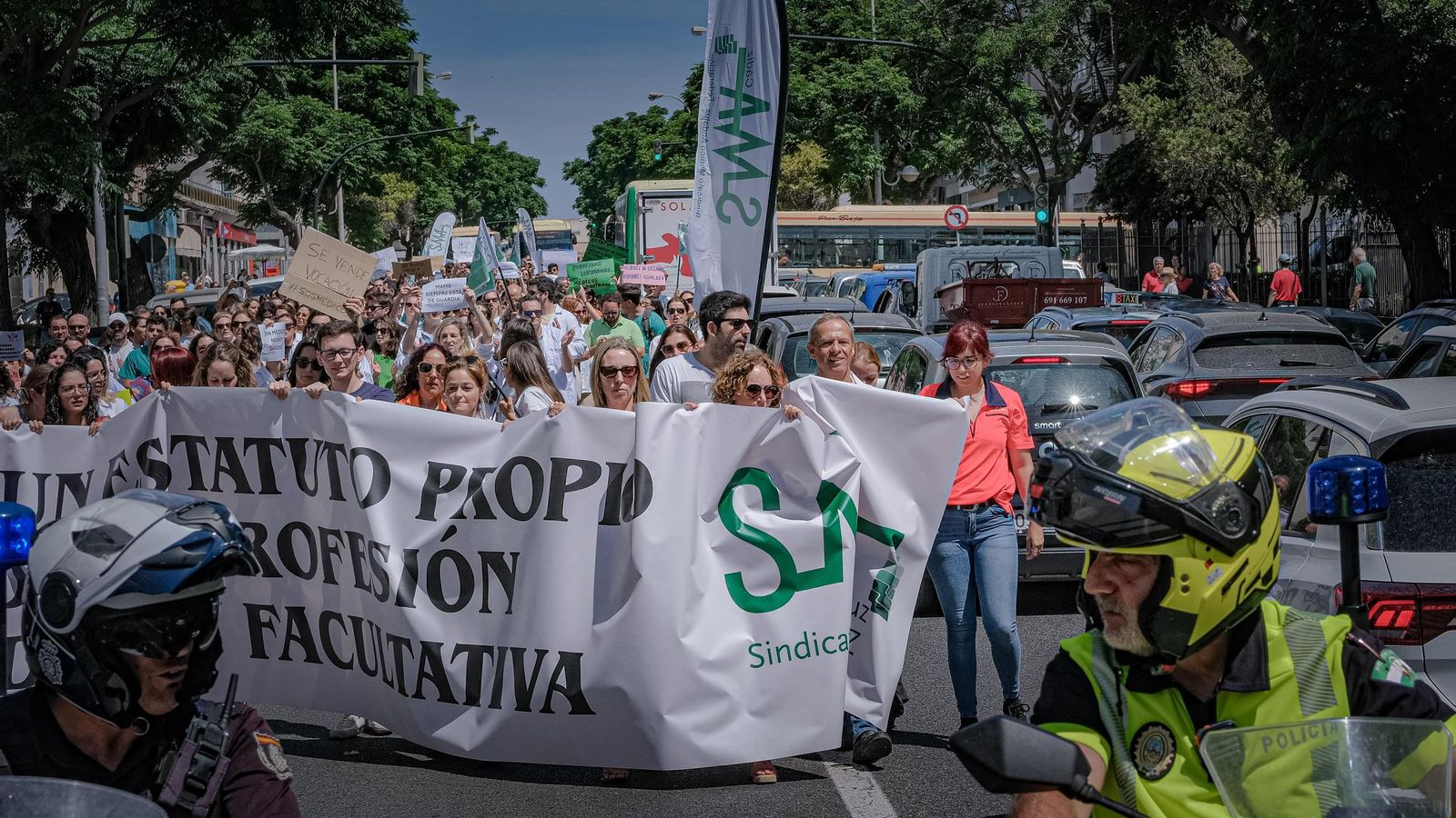 Un momento de la improvisada marcha de los médicos por la avenida princpal de Cádiz. Un momento de la improvisada marcha de los médicos por la avenida princpal de Cádiz.