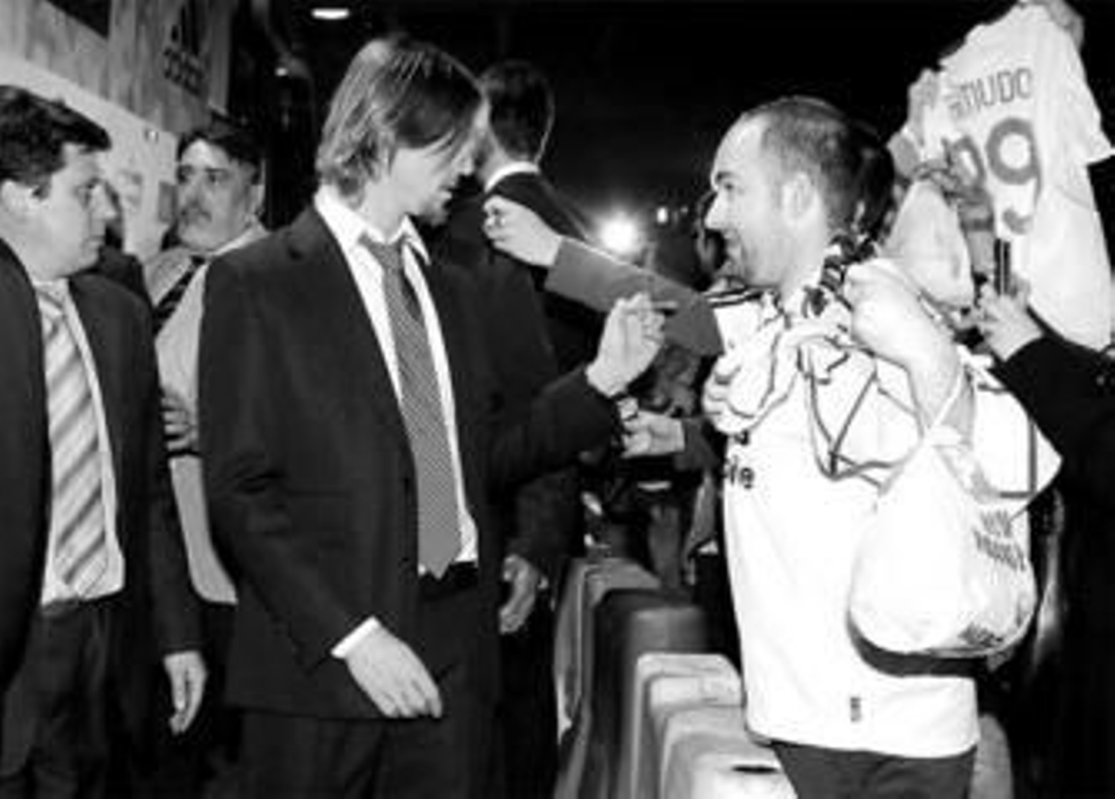 Guti firma un autógrafo a un seguidor blanco a su llegada anoche a Sevilla.