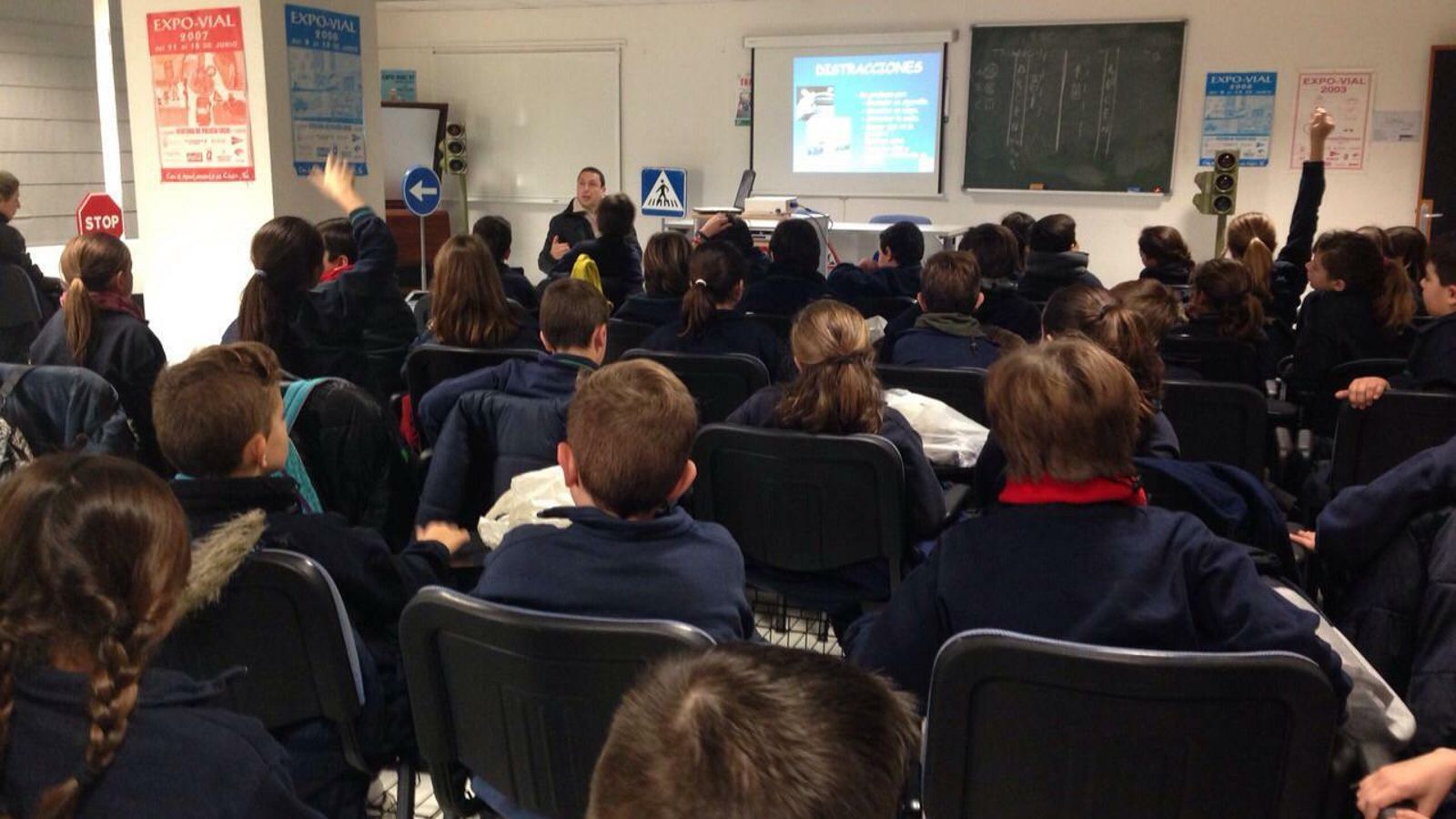 Alejandro da una charla sobre educación vial en un colegio.
