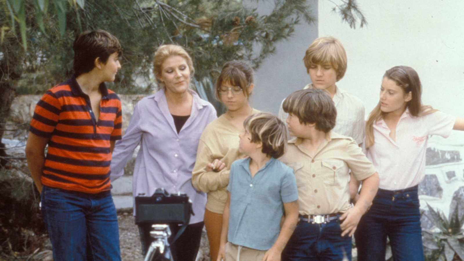 Julia, personaje interpretado por María Garralón, junto a otros personajes de la serie.