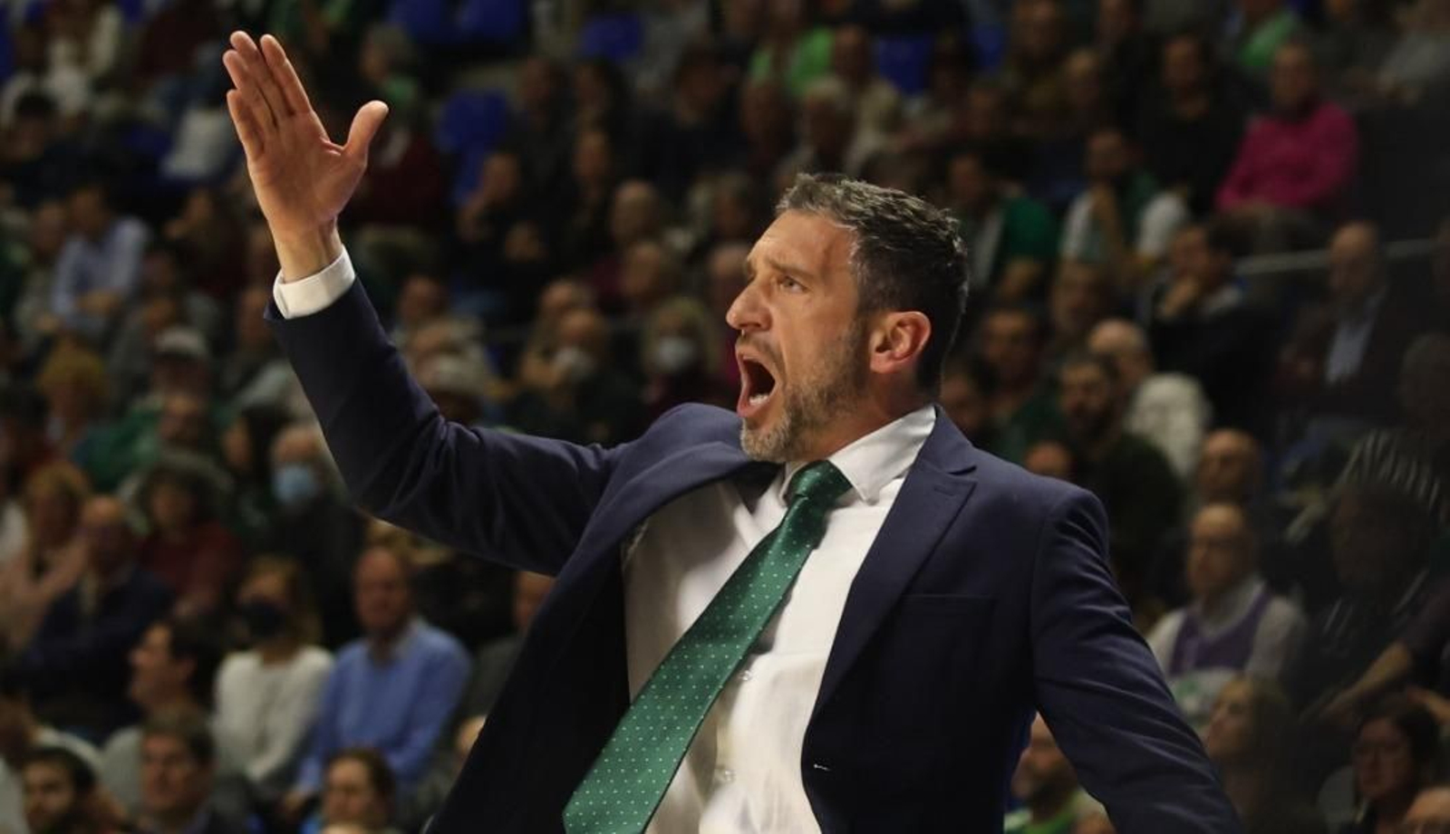 Ibon Navarro dando indicaciones desde el área técnica.