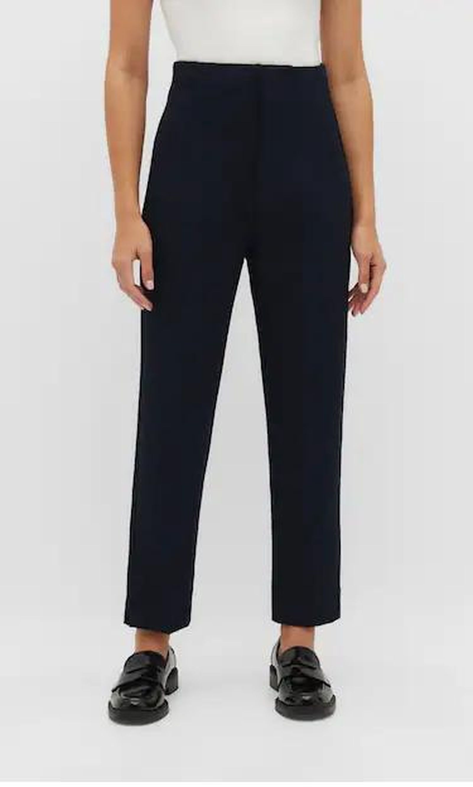 Pantalones azul marino de Stradivarius.