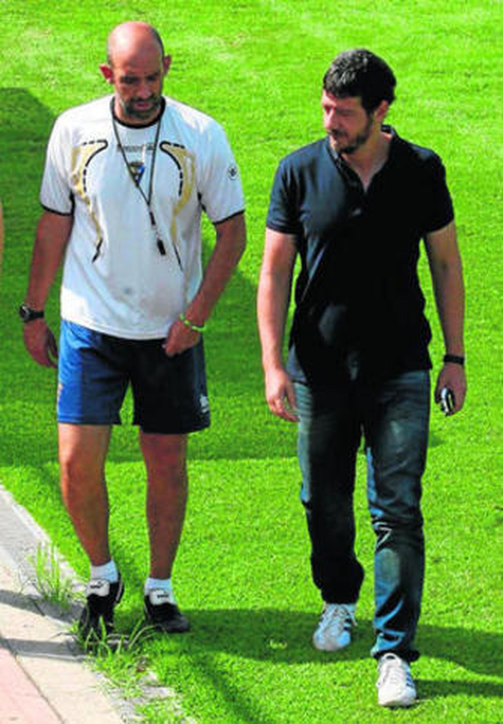 Alberto Monteagudo, en las instalaciones de El Rosal junto al director deportivo, Alessandro Gaucci.