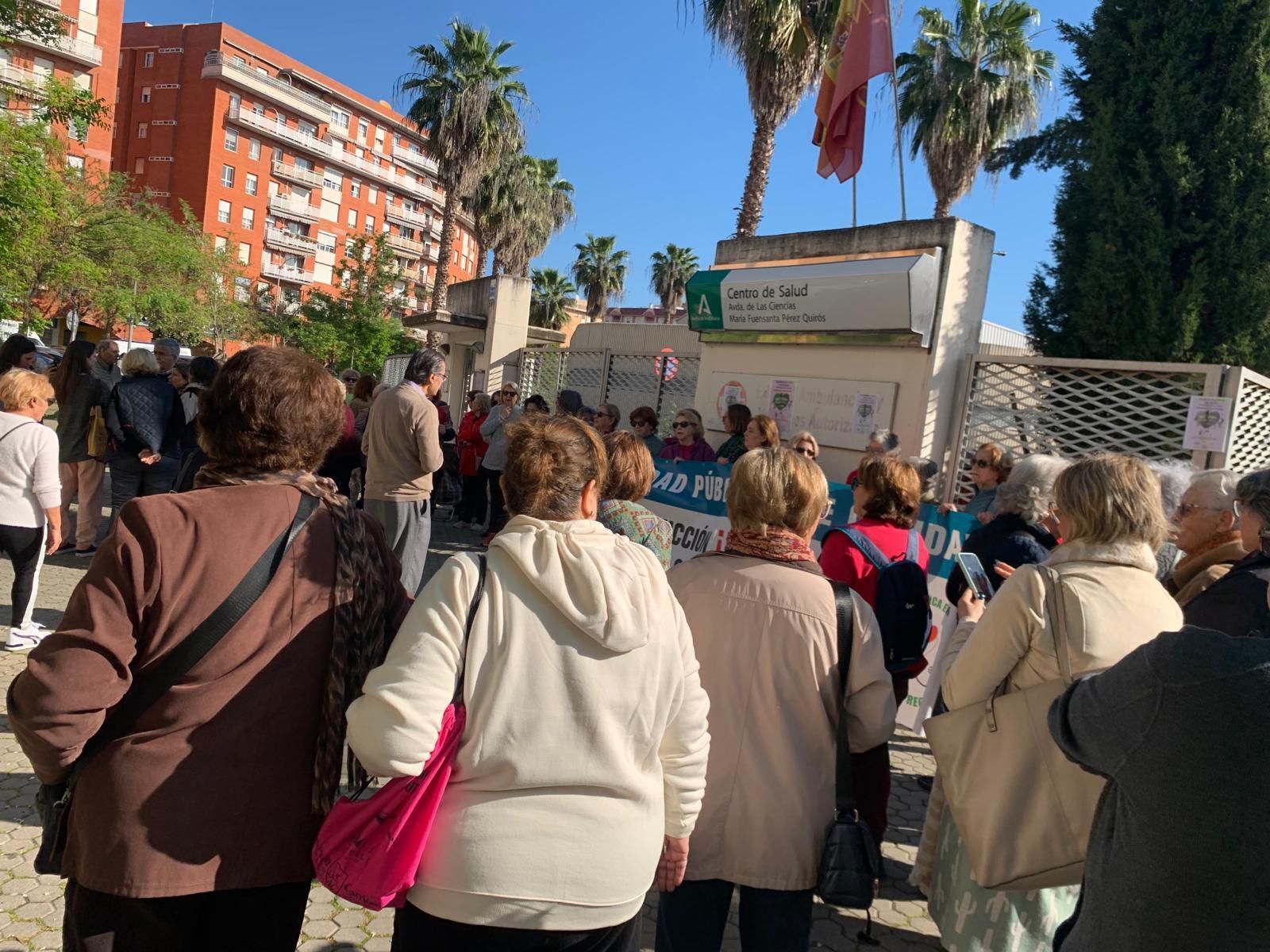 Vecinos en los alrededores del centro de salud Fuensanta Pérez Quirós durante la visita de la parlamentaria socialista Adela Castaño y el concejal del PSOE Juan Tomás de Aragón.