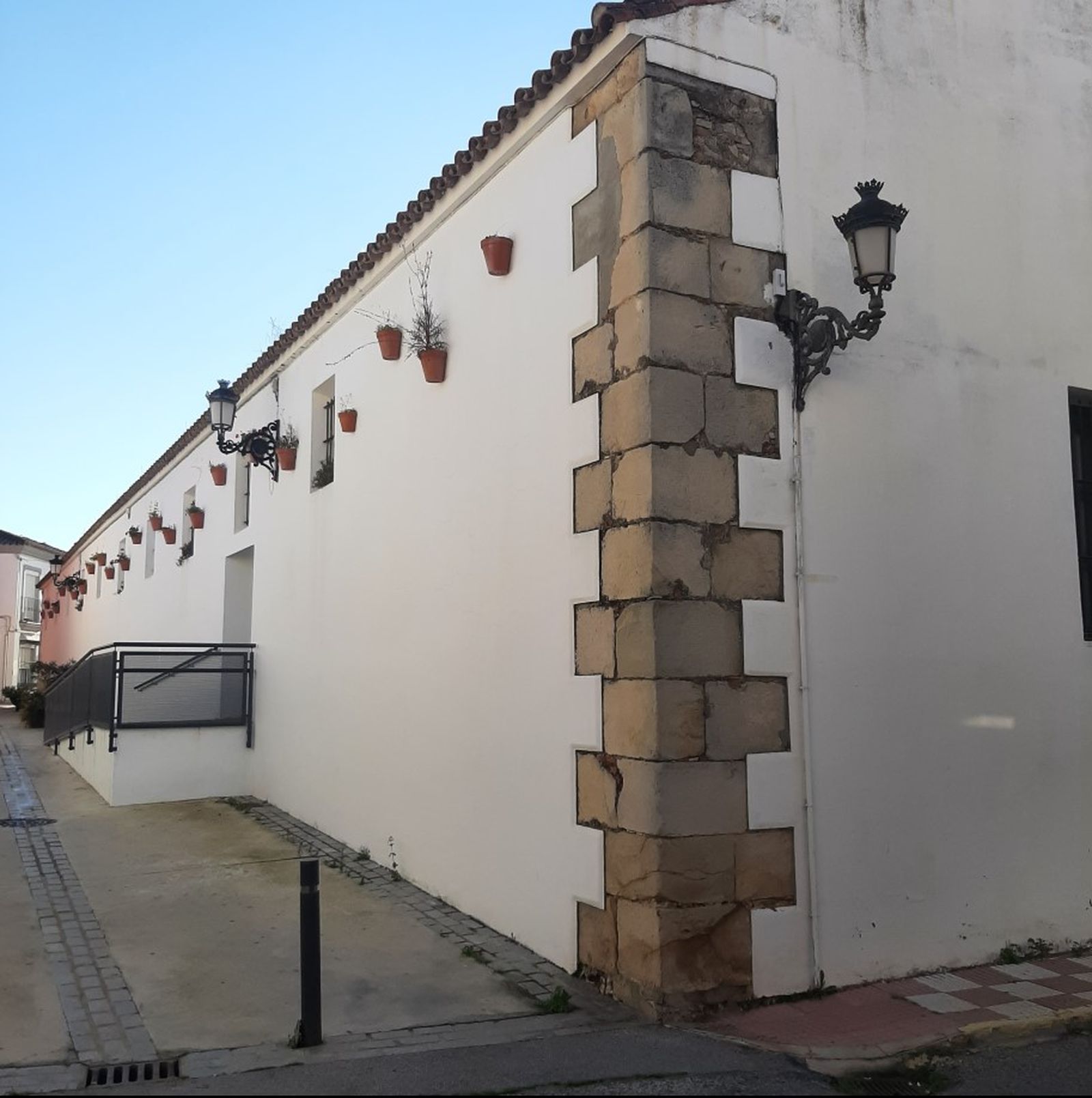 Vista lateral del Pósito de Los Barrios.