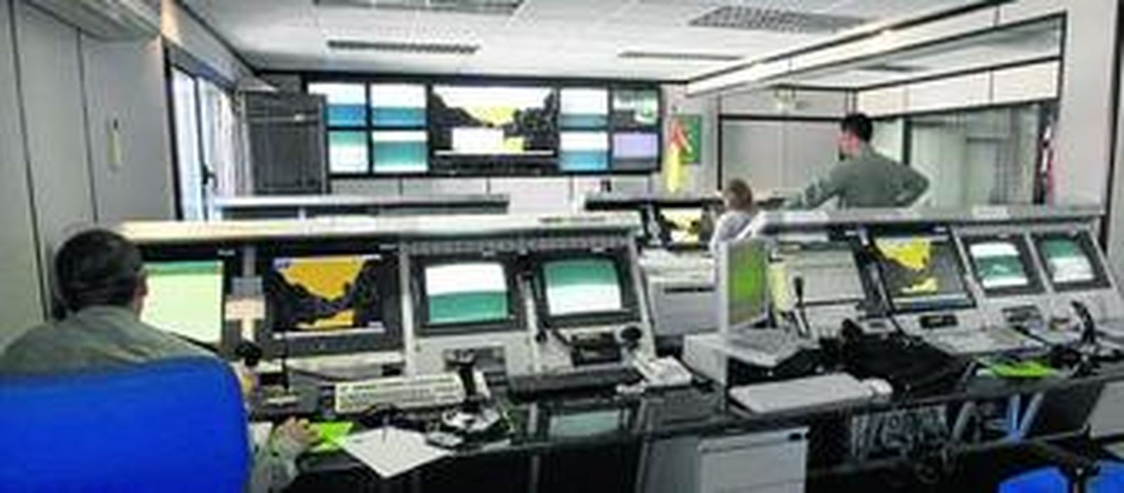 Una imagen de varios agentes de la Guardia Civil operando en la estación del SIVE de la comandancia de Algeciras.