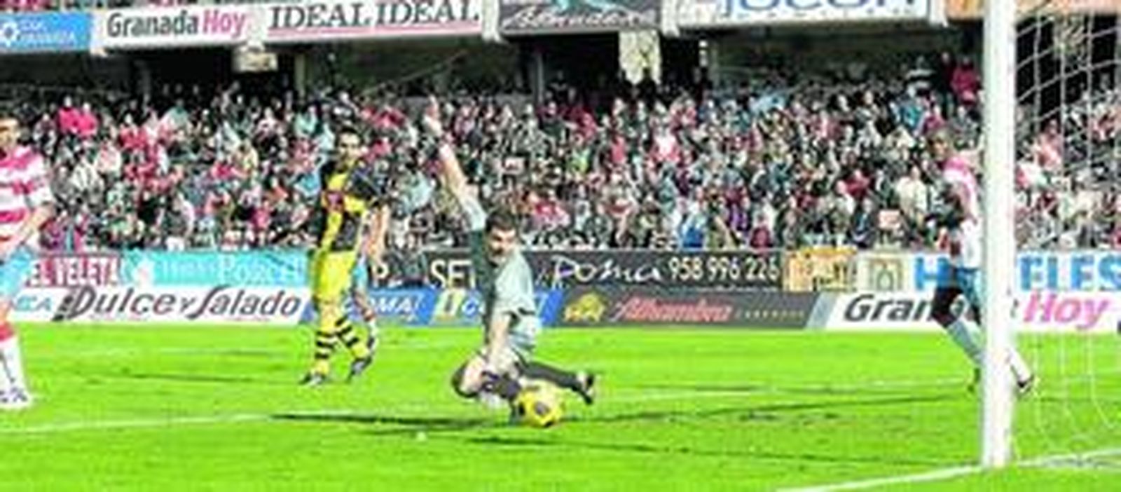 Raúl Navas, estorbado por Tariq, no puede detener el gol de Orellana en presencia de Tena y Nyom.