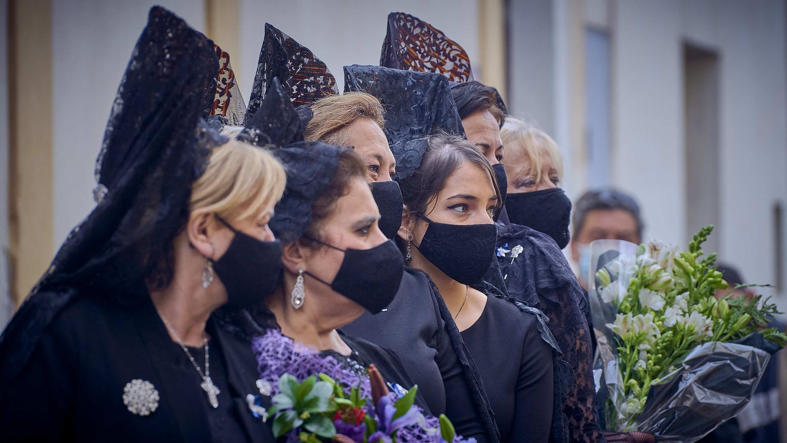 Mujeres de mantilla durante la Semana Santa de 2021.